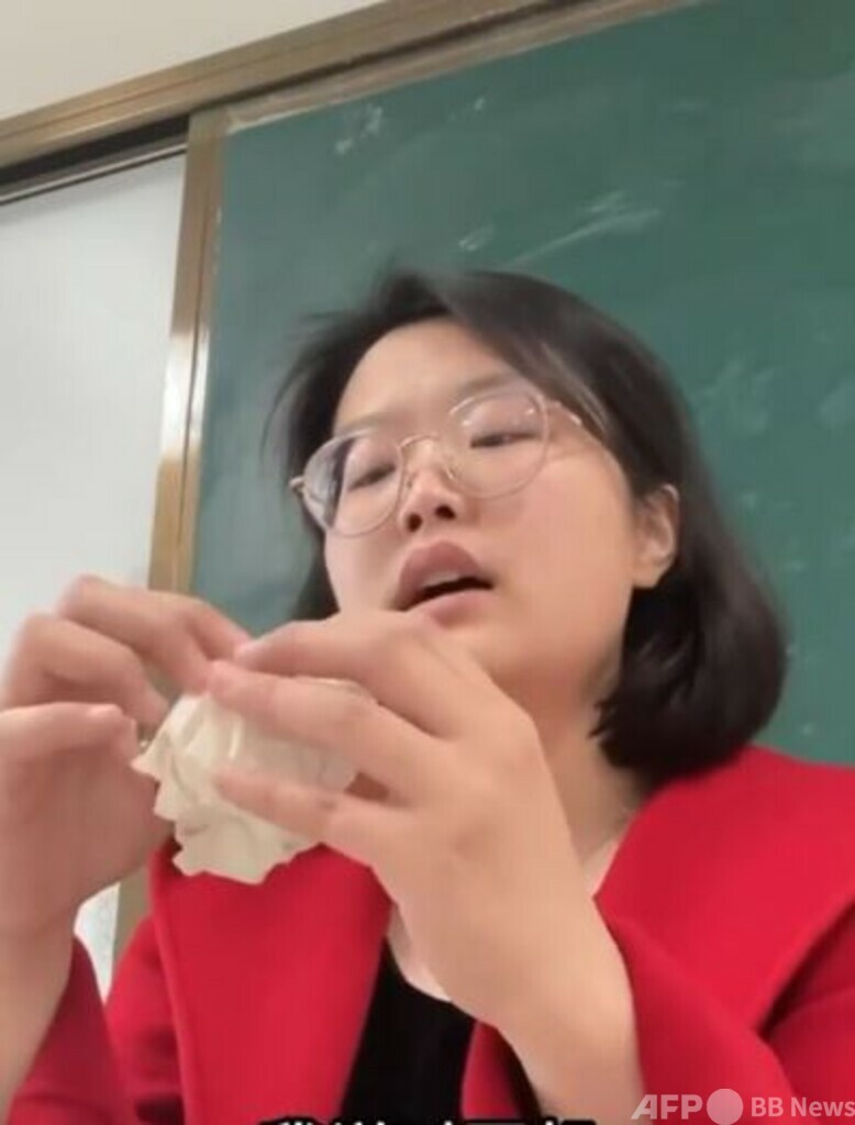 中国の女性教師の“紙を丸め”ていじめの被害を諭す姿勢に共鳴