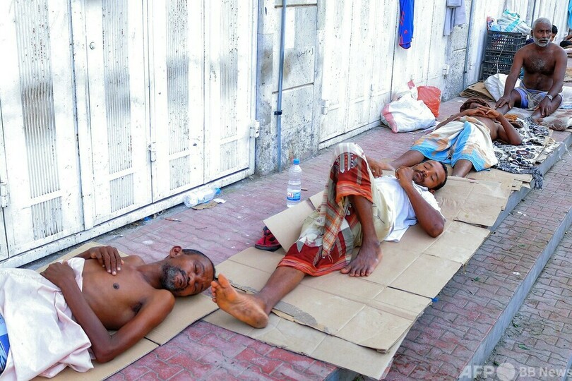 暑くてやってられない！ 屋外で昼寝 イエメン