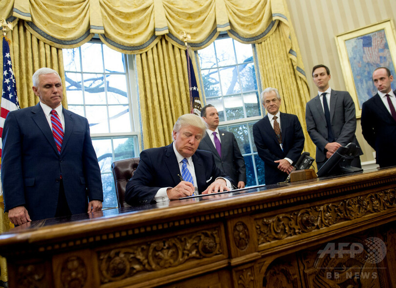 スウェーデン副首相が「全員女性写真」 トランプ大統領に挑戦？