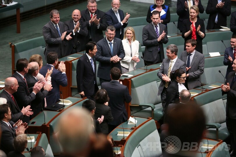 日本首相初の豪議会演説で安倍氏「平和への決意」