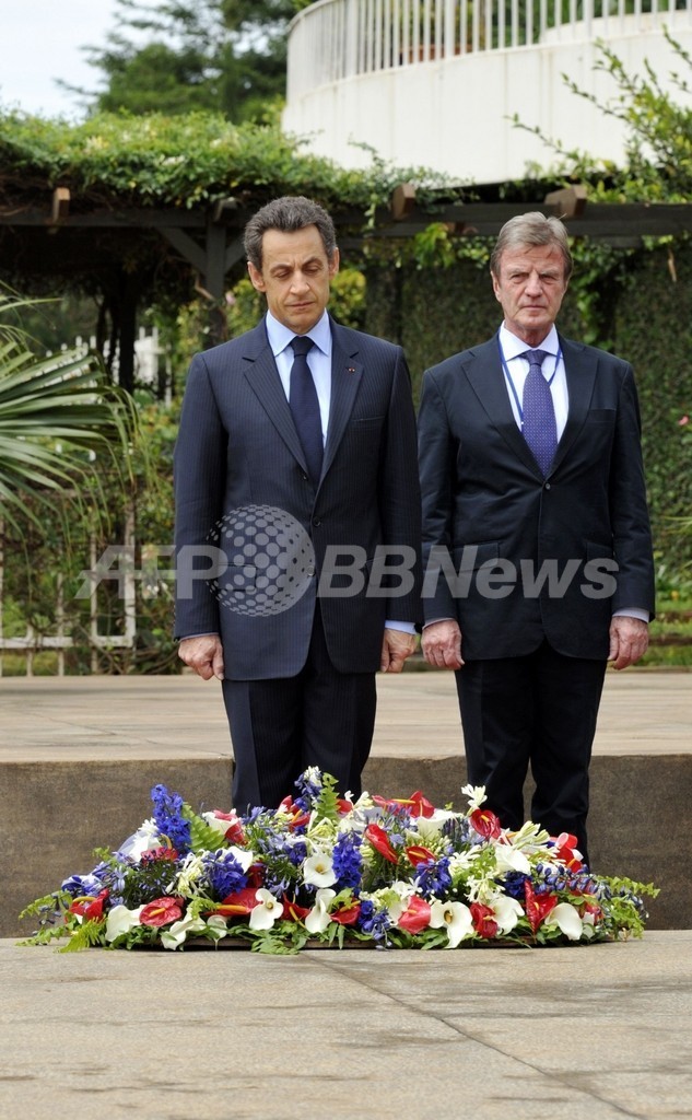 サルコジ仏大統領、ルワンダ訪問 1994年の虐殺後初