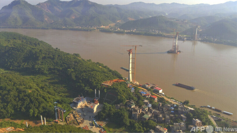 世界最大スパンの単柱式3塔空間ケーブル吊り橋 中国広西で無事に閉合