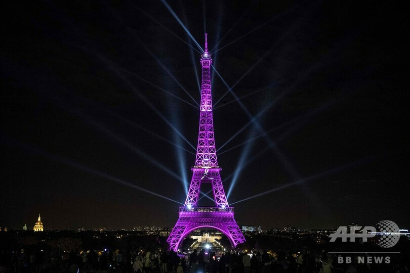 エッフェル塔をピンク色にライトアップ 乳がん啓発月間 写真5枚 国際ニュース Afpbb News
