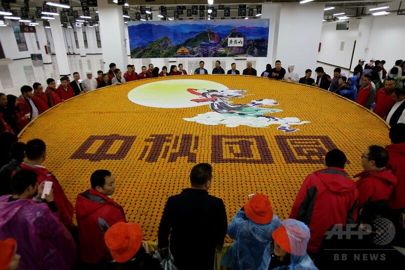 中秋節の神話にちなんだ巨大月餅が登場　中国・河南