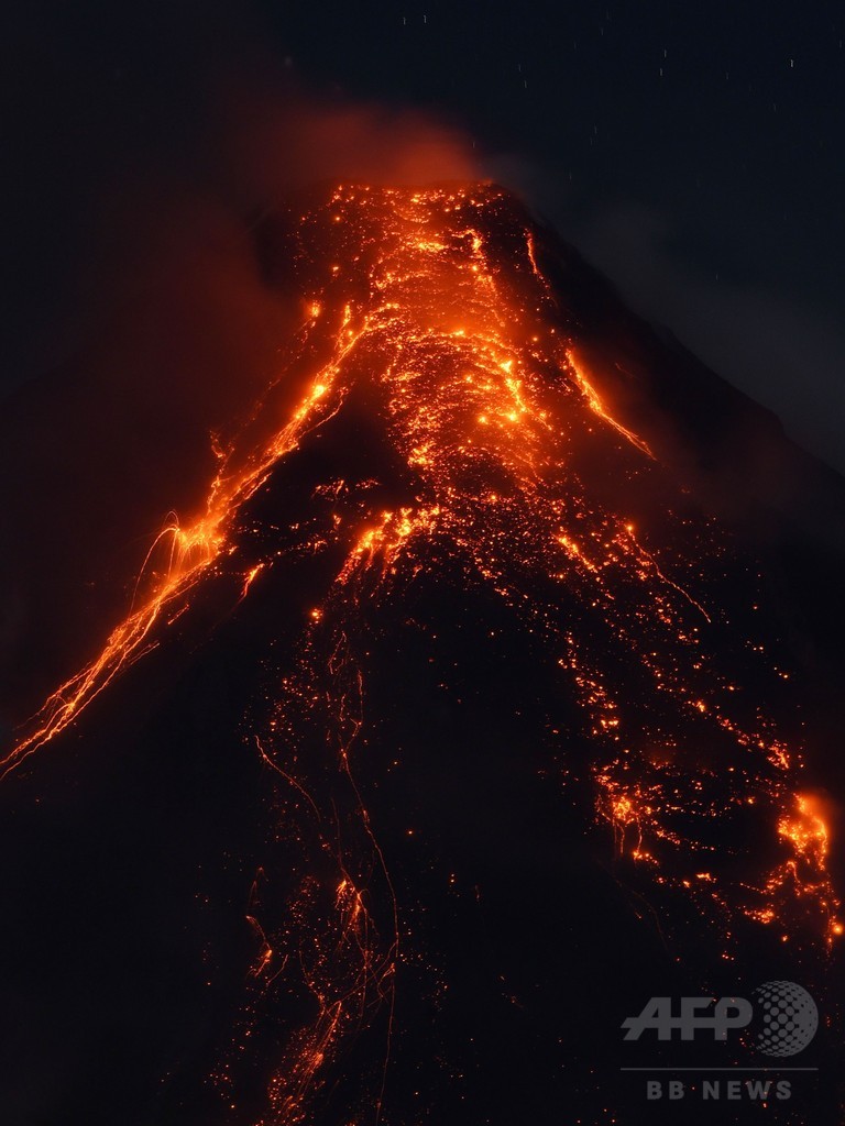 フィリピン当局、住民の強制避難も検討 マヨン山の噴火で