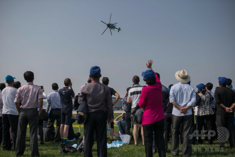 北朝鮮が初の公開航空ショー、米製のヘリコプターも登場