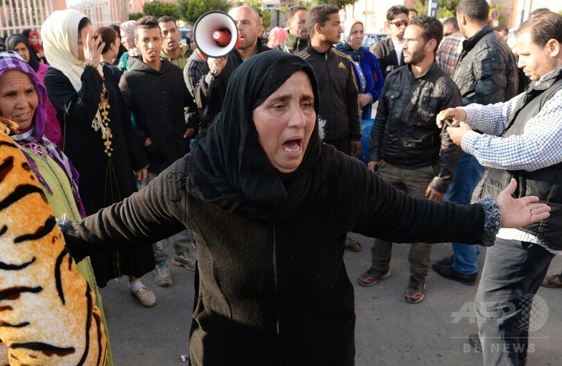 トップレス活動家、モロッコで同性愛者の公判に抗議 警察が拘束