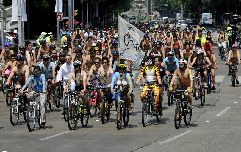 裸のサイクリング集団 環境保護訴え メキシコ市 写真11枚 国際ニュース Afpbb News
