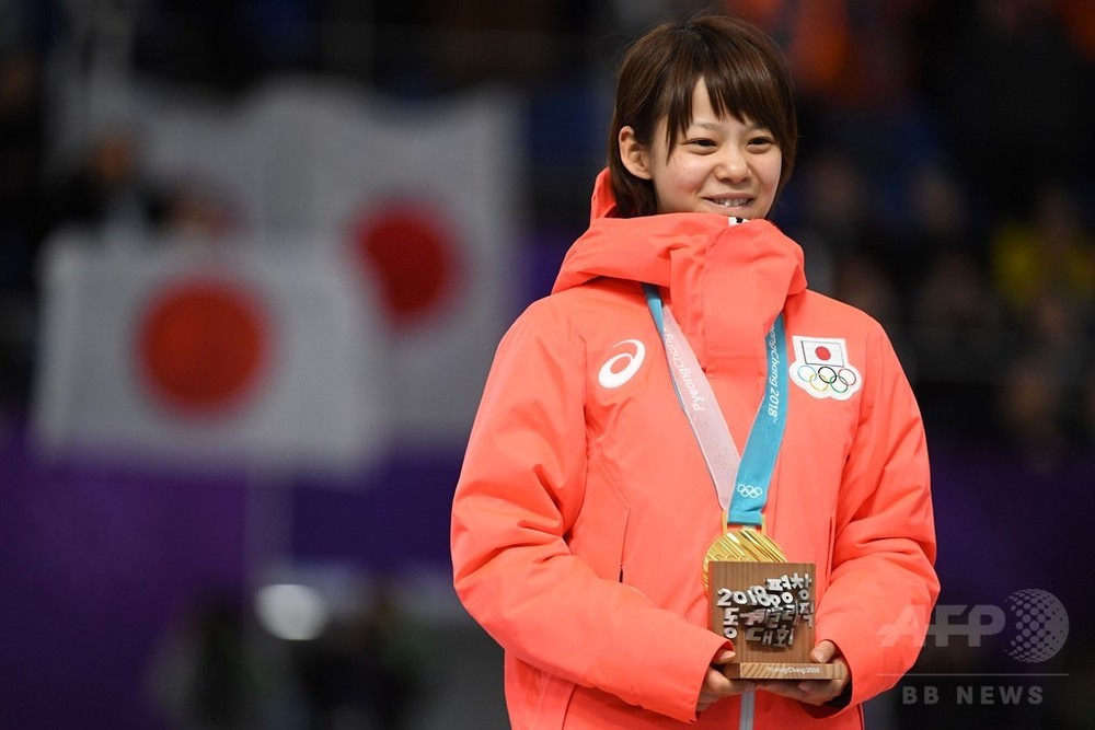 高木菜那に金メダル授与 Sスケート女子マススタート 写真5枚 国際ニュース Afpbb News