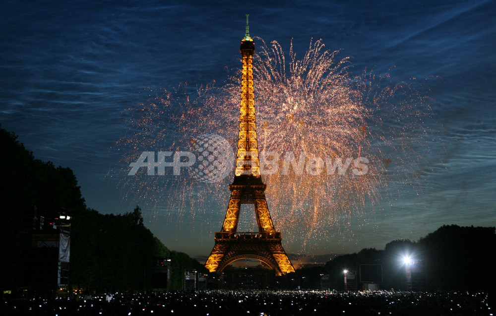 仏革命記念日、エッフェル塔で花火打ち上げ 写真28枚 国際ニュース