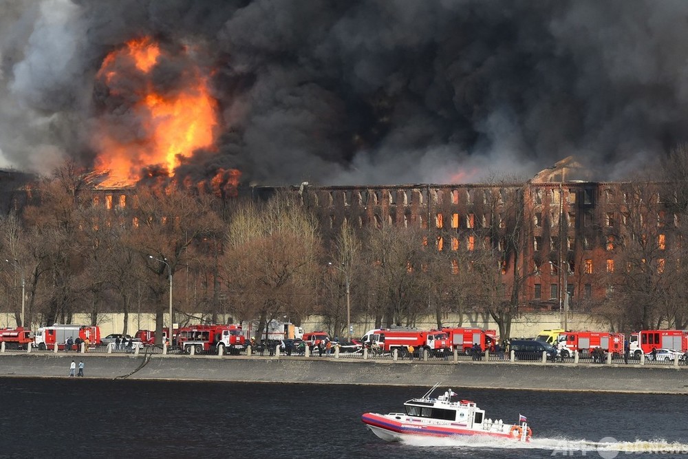 歴史ある工場で大規模火災 ロシア・サンクトペテルブルク