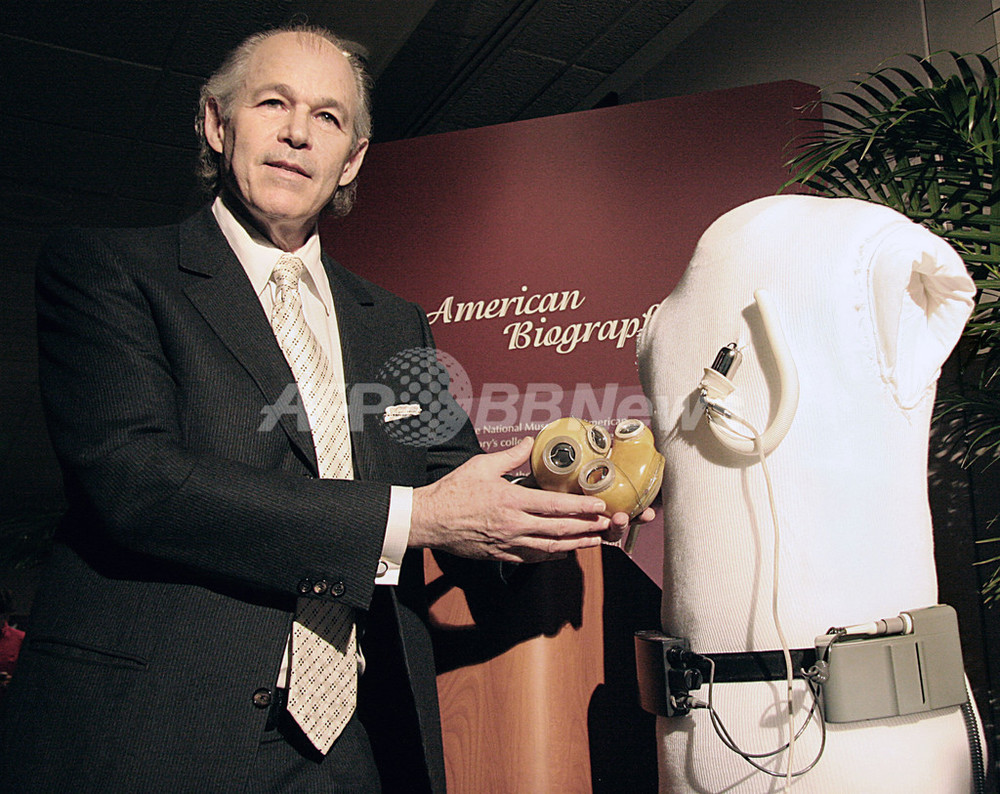 Jarvik博士、世界初の人工心臓をスミソニアンに寄付 - 米国 写真5枚