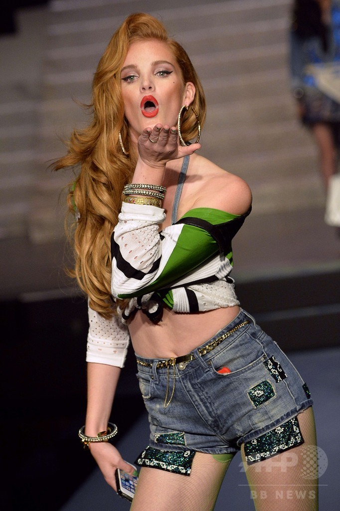 ラストショーはミスコン風の演出、「ジャンポール・ゴルチエ」15年春夏