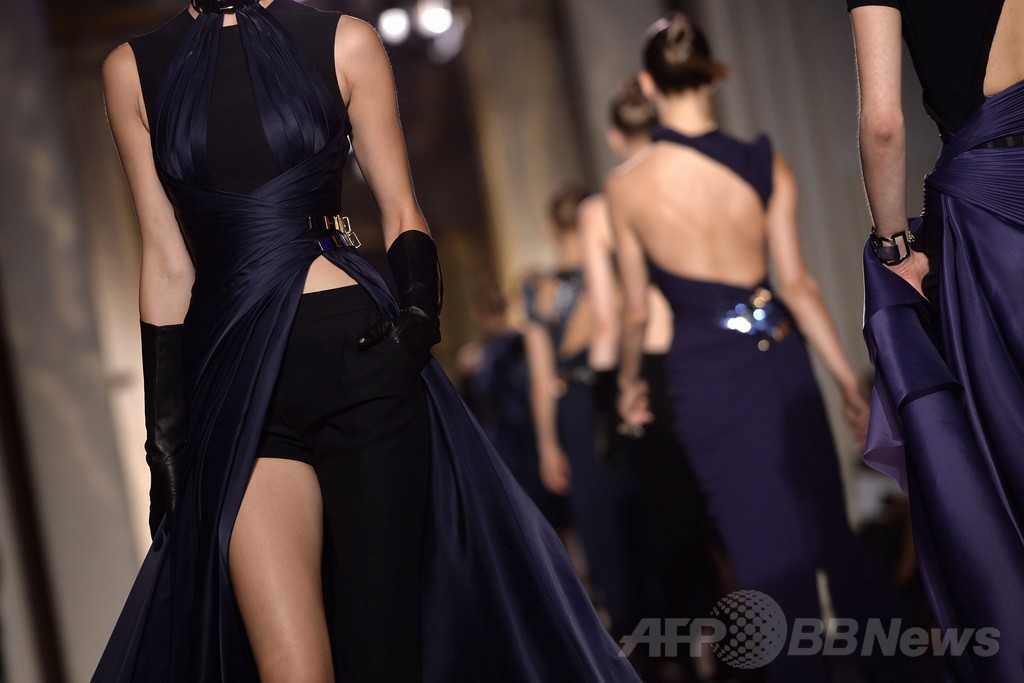 深いスリットとシアーな素材で官能的なスタイルを提案、「アトリエ ヴェルサーチ」14/15年秋冬オートクチュール