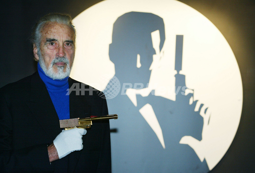 007映画『黄金の銃を持つ男』の黄金銃が盗難 写真2枚 ファッション