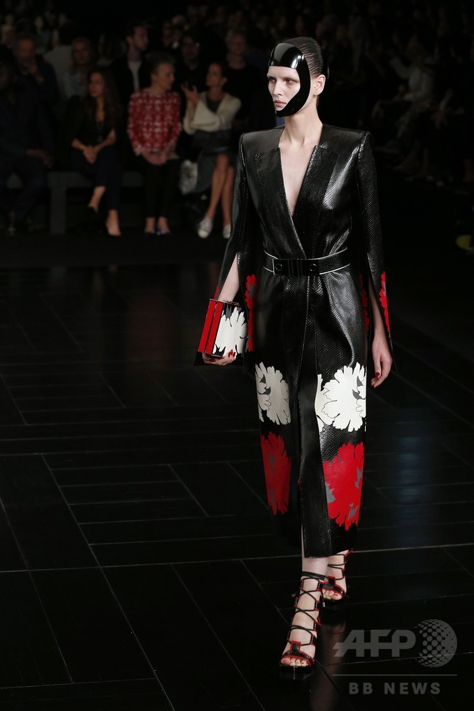 アンティークの着物をモチーフに、「アレキサンダー・マックイーン」15年春夏 