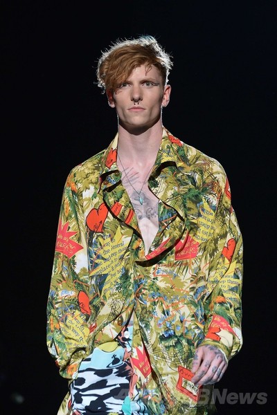 ユニークなテキスタイルで彩る、「ヴィヴィアン・ウエストウッド」15年春夏メンズ