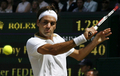 テニス、ウィンブルドン選手権（%%The Championships Wimbledon 2009%%）男子シングルス準決勝。大会第2シードのロジャー・フェデラー（%%Roger Federer%%、スイス）は、大会第24シードのトミー・ハース（%%Tommy Haas%%、ドイツ）と対戦。フェデラーは7-6、7-5、6-3のストレートでハースを退け、グランドスラム（4大大会）では通算20度目、ウィンブルドンでは7年連続となる決勝進出を果たした。写真はリターンショットを放つロジャー・フェデラー。（2009年7月3日撮影）(c)AFP/GLYN KIRK