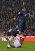 09-10イングランド・プレミアリーグ、ストーク・シティ（%%Stoke City%%）対アーセナル（%%Arsenal%%）。試合はアーセナルが3-1で勝利した。写真はストーク・シティのダニー・コリンズ（%%Danny Collins%%）のスライディングタックルを受けるアーセナルのエドゥアルド・ダ・シルバ（%%Eduardo Da Silva%%）。（2010年2月27日撮影）(c)AFP/Paul Ellis