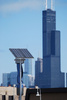 米イリノイ（Illinois）州シカゴ（Chicago）に設置された、街灯用のソーラー・風力発電設備（2013年4月1日撮影）。(c)AFP/MIRA OBERMAN