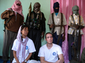 ソマリアの首都モガディシオ（Mogadishu）で、武装集団の監視下で報道陣の取材に応じる人質の国際NPO「世界の医療団（Medecins du Monde）」の日本人医師（前列左）とオランダ人看護士（同右、2008年10月10日撮影）。(c)AFP