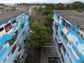 エルサルバドル・メヒカノスのサカミル地区で、国際的アーティストや地元の団体「FullPainting 360」による壁画が描かれたビルを捉えた空撮写真（2025年4月8日撮影）。(c)Marvin RECINOS / AFP