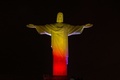 ブラジル・リオデジャネイロ（Rio de Janeiro）のコルコバード（Corcovado）の丘に立つ、ドイツ国旗の色に染め上げられた巨大なキリスト像（Christ the Redeemer、2014年6月11日撮影）。(c)AFP/YASUYOSHI CHIBA