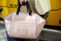 米・ニューヨークで発表されたケイト・スペード ニューヨーク（Kate Spade New York）13/14年秋冬コレクション（2013年2月8日撮影）。(c)AFP/Getty Images/Allison Joyce
