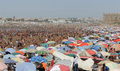 15日、熱波に見舞われたモロッコ・ラバト（Rabat）のビーチは、涼を求める多くの海水浴客でにぎわった（2012年7月15日撮影）。(c)AFP/FADEL SENNA