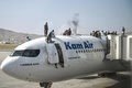 アフガニスタンの首都カブールの空港で、航空機の上に登って待機するアフガン人ら（2021年8月16日撮影）。(c)Wakil Kohsar / AFP
