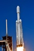 米フロリダ州ケープカナベラルのケネディ宇宙センターから打ち上げられた、航空宇宙局（NASA）の探査機「エウロパ・クリッパー」を搭載したスペースX社のロケット「ファルコン9」（2024年10月14日撮影）。(c)CHANDAN KHANNA / AFP