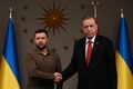 トルコ・イスタンブールで共同記者会見を行ったレジェプ・タイップ・エルドアン大統領（右）とウクライナのウォロディミル・ゼレンスキー大統領（2023年7月7日撮影）。(c)OZAN KOSE / AFP