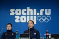 ソチ冬季五輪、フィギュアスケートの会場アイスバーグ・スケーティング・パレス（Iceberg Skating Palace）で記者会見に臨む村上佳菜子（Kanako Murakami、左）と浅田真央（Mao Asada、2014年2月17日撮影）。(c)AFP/JUNG YEON-JE