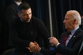 ウクライナ復興支援に関する首脳級会合で、ジョー・バイデン大統領（右）と握手するウォロディミル・ゼレンスキー大統領。ニューヨークで（2024年9月25日撮影）。(c)ANDREW CABALLERO-REYNOLDS / AFP