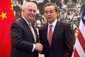 中国・北京の釣魚台国賓館で行われた共同記者会見を終えて握手する米国のレックス・ティラーソン国務長官（左）と中国の王毅外相（右、2017年3月18日撮影）。(c)AFP/Mark Schiefelbein