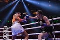 女子ボクシング、世界ライト級タイトルマッチ。アマンダ・セラーノ（左）にパンチを打ち込むケイティ・テイラー（2022年4月30日撮影）。(c)Angela Weiss/ AFP