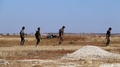 シリア北部ダビク西郊の村で、負傷者を運ぶ反体制派の戦闘員たち（2016年10月16日撮影）。(c)AFP/Nazeer al-Khatib