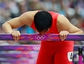 ロンドン五輪は7日、オリンピックスタジアム（Olympic Stadium）で陸上男子110メートルハードル予選が行われ、中国の劉翔（Liu Xiang）が途中棄権した。

アテネ五輪の同種目で金メダルを獲得した劉翔は1台目のハードルに左足をぶつけ、転倒した。

劉翔は4年前に母国で開催された北京五輪では予選の直前で棄権をしていた。

転倒し、ハードルに口づけをする中国の劉翔（Liu Xiang、2012年8月7日撮影）。(c)AFP/OLIVIER MORIN