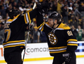 勝利を収めミラン・ルチッチ（%%Milan Lucic%%）と共に喜びを分かち合うブルーインズのフィル・ケッセル（%%Phil Kessel%%、右）。（2008年4月19日撮影）(c)AFP/Getty Images/Elsa