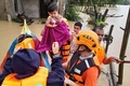フィリピン・カピス州で行われる住民の避難活動。沿岸警備隊提供（2022年4月12日撮影）。(c)AFP PHOTO / PHILIPPINE COAST GUARD