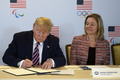 米国オリンピック・パラリンピック委員会のサラ・ハーシュランドCEO（右）と米国のドナルド・トランプ前大統領（2020年2月18日撮影）。(c)JIM WATSON / AFP