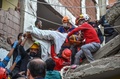 トルコ・イズミルで、担架に乗せた負傷者を運ぶ救助隊員や地元ボランティア（2020年10月30日撮影）。(c)Berkcan ZENGIN / AFP