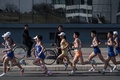 北朝鮮・平壌で開催された平壌国際マラソンで市内走る出場者たち（2017年4月9日撮影）。(c)AFP/Ed JONES