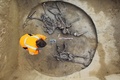 仏東部のアルザス地方で見つかった人骨（2016年6月7日提供）。(c)AFP/INRAP / Michel Christen