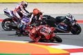 ロードレース世界選手権、第1戦ポルトガルGP、MotoGPクラス決勝。転倒するレプソル・ホンダのマルク・マルケス（中央右）とクリプトデータRNFグのミゲル・オリベイラ（中央左、2023年3月26日撮影）。(c)PATRICIA DE MELO MOREIRA/ AFP