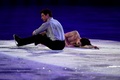 ソチ冬季五輪、フィギュアスケート・エキシビションの演技に臨むカナダのテッサ・ヴァーチュー（Tessa Virtue）/スコット・モイア（Scott Moir）組（2014年2月22日撮影）。(c)AFP/JOHN MACDOUGALL