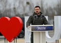ウクライナ・ブチャで、ロシア軍の撤退から1年になるのに合わせて執り行った式典に出席したウォロディミル・ゼレンスキー大統領（2023年3月31日撮影）。(c)Sergei SUPINSKY / AFP