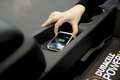 スペイン・バルセロナ（Barcelona）で開催中の携帯電話見本市「2012モバイル・ワールド・コングレス（MWC）2012」に米電池メーカー大手デュラセル（Duracell）が出展した車内搭載型の充電システム「Powermat（パワーマット）｣（2012年2月29日撮影）。(c)AFP/JOSEP LAGO