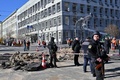ウクライナの首都キーウ中心部で、ロシア軍のミサイル攻撃を受けた現場を警備する警察（2022年10月10日撮影）。(c)Sergei SUPINSKY / AFP