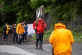 富士山の山梨県側にある吉田ルート5号目に設置されたゲート付近を歩く登山客（2024年7月1日撮影）。(c)Philip FONG / AFP
